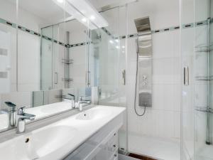 a white bathroom with a sink and a shower at Tignes - Appartement chaleureux 3 pièces, 8 pers., pied des pistes, proche commerces, WiFi - FR-1-411-48 in Tignes