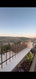 阿杰隆Umm Aljulud Cottages的从带围栏的建筑的顶层欣赏美景