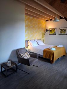 Ένα ή περισσότερα κρεβάτια σε δωμάτιο στο De Gaanderij bed and Breakfast