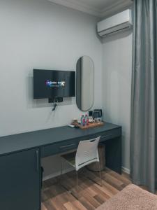 - un bureau avec un miroir et une chaise dans la chambre dans l'établissement Onze Boutique Hotel Baku, à Baku