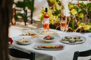 奇波斯阿费提Poseidon Blue Gastronomy Hotel的一张摆满食物和一瓶酒的桌子