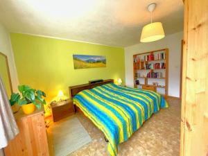 Ένα ή περισσότερα κρεβάτια σε δωμάτιο στο window on the green