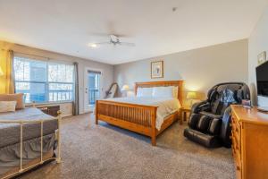 フッド・リバーにあるAlley's 22のベッドとソファとテレビのある寝室