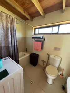 een badkamer met toilet en ligbad bij Cabaña nueva in Playa Hermosa