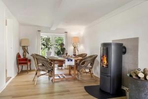 HesselagerDejlig Feriebolig I Hesselager På Charmerende Sydfyn的带桌子和壁炉的客厅 更多27张照片