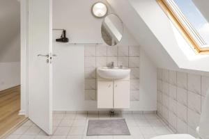 HesselagerDejlig Feriebolig I Hesselager På Charmerende Sydfyn的带水槽和镜子的浴室