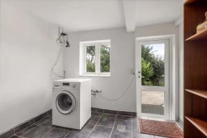 HesselagerDejlig Feriebolig I Hesselager På Charmerende Sydfyn的洗衣房配有洗衣机和窗户