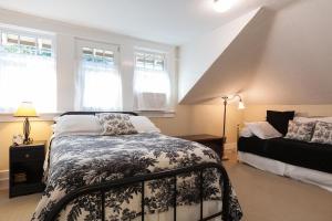 a bedroom with a bed and a bed sidx sidx sidx sidx at Cascade Chic 30 day minimum in Hood River