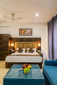 Una habitación de hotel con una cama y una mesa de cristal. en 99 HOTELS APPLE PARK With - FREE AIRPORT PICKUP DELHI AIRPORT, en Nueva Delhi