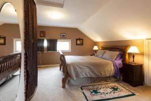 a bedroom with a bed and a window at Daisy's Place 30 day minimum in Hood River