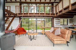 Posezení v ubytování Hermosa cabaña con vista a la montaña + 15 fotografií