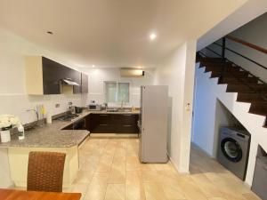 Η κουζίνα ή μικρή κουζίνα στο Waterside Complex - Beachfront Villa in Grand Baie