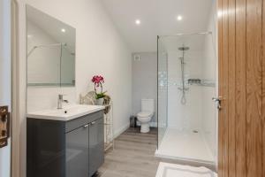 ein Badezimmer mit Dusche, Waschbecken und Toilette in der Unterkunft Willow Cottage in Ryde + 20 Fotos