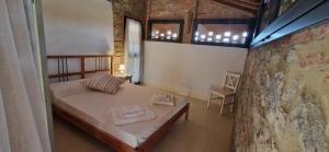 een slaapkamer met een bed met twee handdoeken erop bij Agriturismo La Rugiada di Pociano in Monteroni dʼArbia