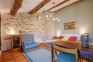 ein Wohnzimmer mit Tisch und Couch in der Unterkunft Chambre La Louve in Berrias Et Casteljau