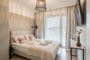 En eller flere senge i et værelse på APT Nadmorskie - Polanki AQUA + 65 billeder