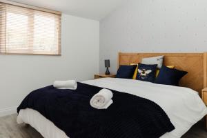 ein Schlafzimmer mit einem großen Bett mit Handtüchern darauf in der Unterkunft Willow Cottage in Ryde