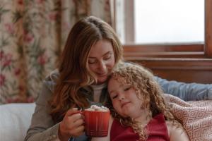 een vrouw en een klein meisje die popcorn eten bij Sherramore Lodge in Laggan