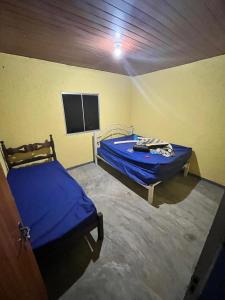 um quarto com duas camas e uma TV em Solar Serra das Piteiras - Paivas - Pará de Minas, Minas Gerais em Pará de Minas mais 38 fotografias