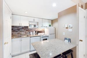 Kuchyň nebo kuchyňský kout v ubytování Condo 904 at North Creek Resort