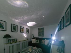 ein Wohnzimmer mit einer Decke mit Sternen darauf in der Unterkunft Spacious light and airy apartment with Cinema room in Ottery Saint Mary