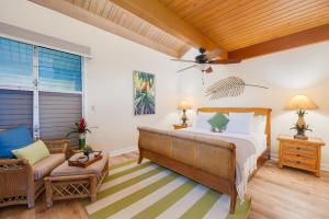 sypialnia z łóżkiem i kanapą w obiekcie Kahana Outrigger 3A2 · KHO 3A2 Updated OceanFront 3BD wPool AC O w mieście Kahana +42 zdjęcia