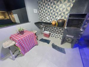 a small kitchen with a table and a stove at Casa de Arembepe in Camaçari