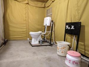 Koupelna v ubytování Maha Kutch Rann Camp