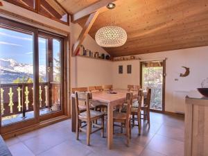 Nespecifikovaný výhled na hory nebo výhled na hory při pohledu z chaty