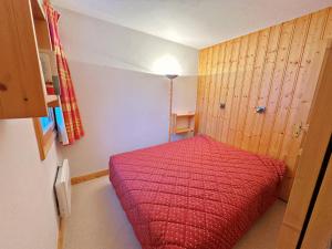 ein kleines Schlafzimmer mit einem roten Bett darin in der Unterkunft Charmant 3 pièces à Méribel, 5 pers, balcon, WIFI, garage - FR-1-411-969 in Les Allues