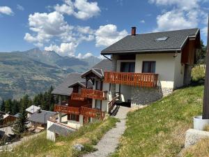 ein Haus mit Holzterrassen auf einem Hügel in der Unterkunft Appartement de charme 4 pièces, 8 pers, balcon, proche pistes et centre, Vallandry - FR-1-411-875 in Landry + 9 Fotos