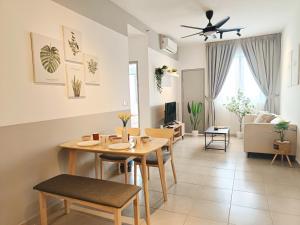 a dining room and living room with a table and chairs at KLIA Airport Xiamen Sepang WiFi Gym Pool 吉隆坡国际机场 厦门大学 in Kampong Bekoh