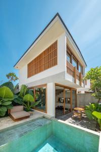 a house with a swimming pool in front of it at Mizu Homes By Avanterra in Nusa Lembongan