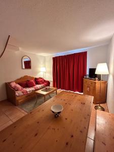 a living room with a couch and a wooden table at Chalet VARS 8 à 10 personnes, proche des pistes in Vars