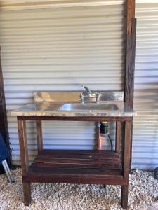 a wooden sink sitting on top of a table at Hospedaje a 2 cuadras del mar Mar de Cobo 4 personas in Mar de Cobo +34 photos
