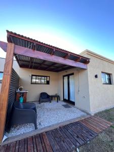 a patio with awning and a table and chairs at Hospedaje a 2 cuadras del mar Mar de Cobo 4 personas in Mar de Cobo