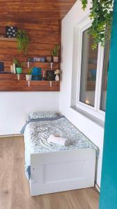 ein kleines Bett in einem Zimmer mit Fenster in der Unterkunft Edelweiss Apartments in Villach