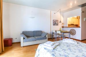 プレガンツィオールにあるLa mini Dimora di Laraのベッドルーム1室(ベッド1台、ソファ、テーブル付)