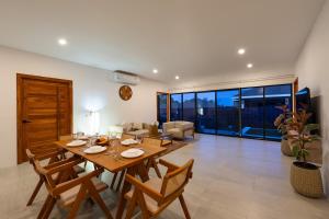 een eetkamer en woonkamer met een tafel en stoelen bij Iremia N30 3-bedroom private pool in Bophut 