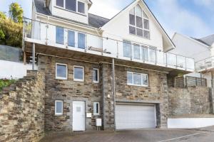 una gran casa de ladrillo blanco con garaje en Tides Edge, en Portreath