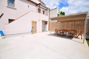 Το κτήριο όπου στεγάζεται  η παραθεριστική κατοικία