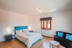 a bedroom with a bed and a couch at Mirando Espanha in Melgaço