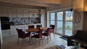 Kuchyň nebo kuchyňský kout v ubytování Ferienhaus Philomena Dagebüll