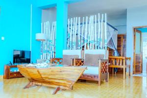 Nosy KombaにあるHôtel de rêve Nosy Kombaの椅子と木製のボートが置かれた部屋
