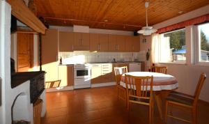 cocina con mesa, mesa y sillas en Stunning Home In Gislaved With 3 Bedrooms And Wifi, en Våthult 3 fotos más