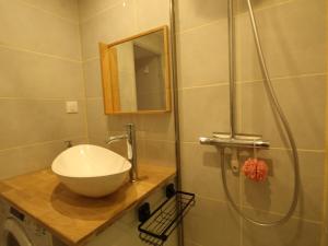 a bathroom with a sink and a shower at Appartement rénové 3 pièces - 6 pers - Balcon Sud - Résidence Sirius à Flaine Forêt - FR-1-687-5 in Arâches-la-Frasse