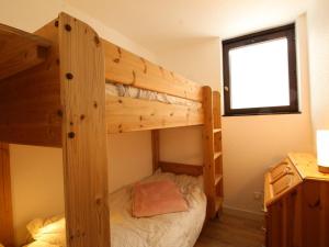 a bedroom with two bunk beds and a window at Appartement rénové 3 pièces - 6 pers - Balcon Sud - Résidence Sirius à Flaine Forêt - FR-1-687-5 in Arâches-la-Frasse