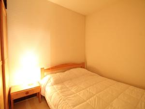a small bedroom with a bed and a table at Studio rénové à Flaine Forêt, résidence Sirius, à 500m des pistes – 5 couchages - FR-1-687-17 in Arâches-la-Frasse