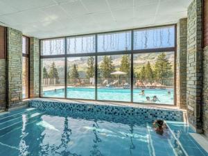 ein großer Pool mit großem Fenster in der Unterkunft Appartement 3 pièces à Flaine, Résidence de Luxe avec Piscine, Spa et Salle de Sport, Pied des Pistes - FR-1-687-6 in Flaine