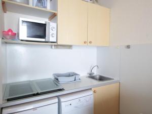 Η κουζίνα ή μικρή κουζίνα στο Studio Cabine 5 pers avec Balcon - Résidence Sagittaire, Flaine Forêt - FR-1-687-43